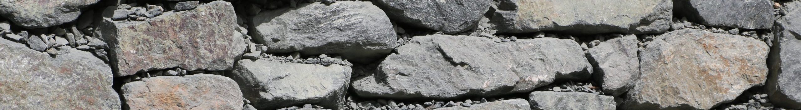 Trockenmauer aus grob behauenen Natursteinen