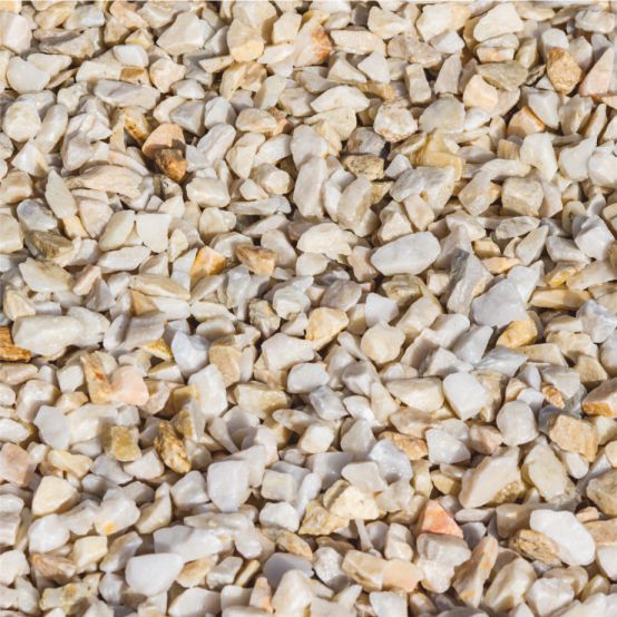 Feiner, heller Ziersplitt mit gleichmäßiger Körnung und Beige-Tönen
