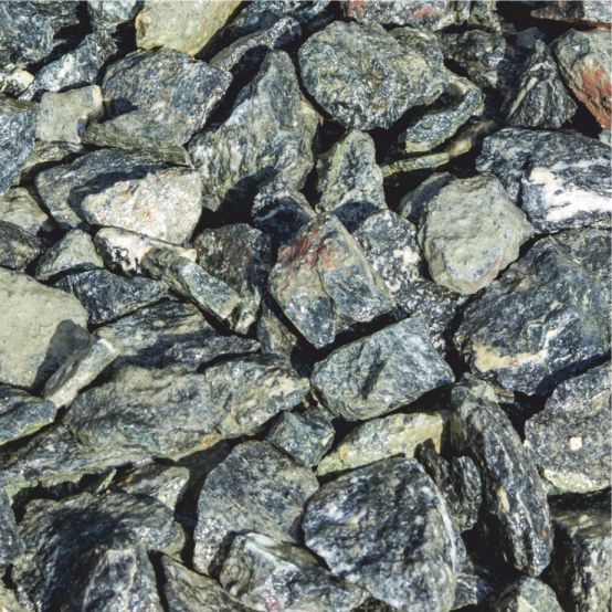 Dunkler, fast schwarzer gebrochener Stein mit glänzenden Einschlüssen