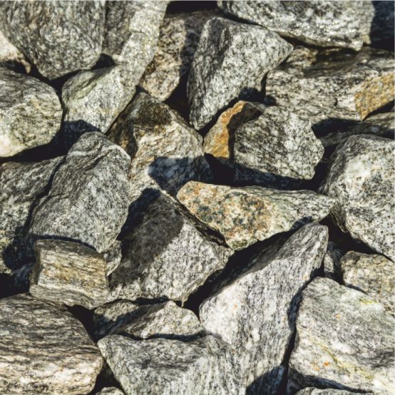 Grober, kantiger Naturstein mit grauer und leicht grünlicher Maserung