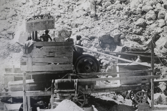 Historisches Foto eines alten Steinbruch-Betriebs mit Maschinen und Geröll